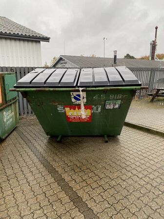 Affaldscontainer med indhold (INDHOLDET SKAL MEDTAGES)(LÆS BESKRIVELSE)