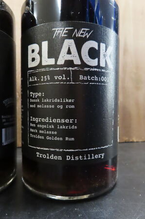 4 fl. Lakridslikør THE NEW BLACK 50cl.