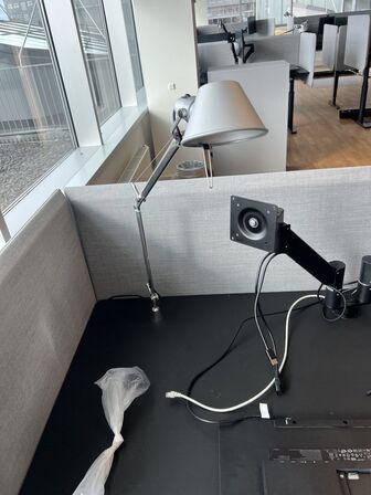 Elhæve/sænkebord DUBA-B8 80x180cm inkl. indh. & 2 stk. 27" LENOVO skærme