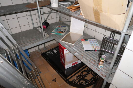 Div. fødevarereoler m.m. samt indhold på reoler