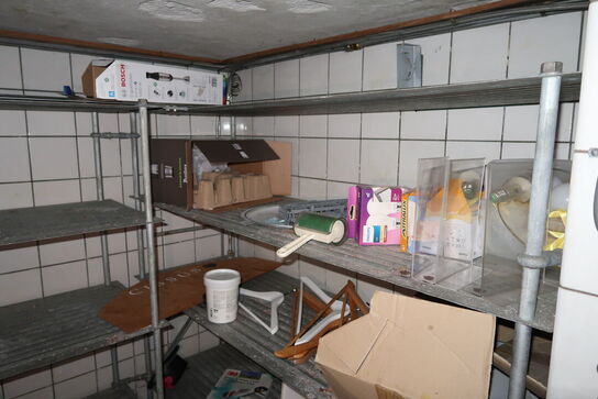 Div. fødevarereoler m.m. samt indhold på reoler