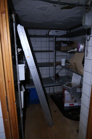 Div. fødevarereoler m.m. samt indhold på reoler