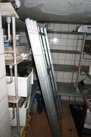 Div. fødevarereoler m.m. samt indhold på reoler