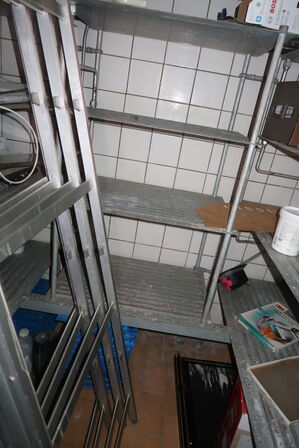 Div. fødevarereoler m.m. samt indhold på reoler