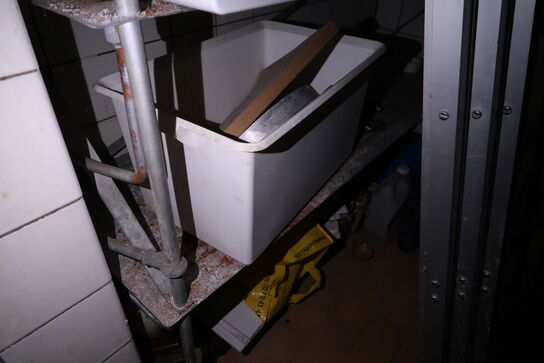 Div. fødevarereoler m.m. samt indhold på reoler