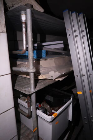 Div. fødevarereoler m.m. samt indhold på reoler