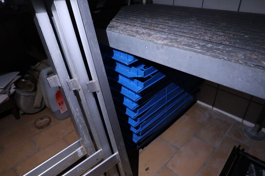 Div. fødevarereoler m.m. samt indhold på reoler