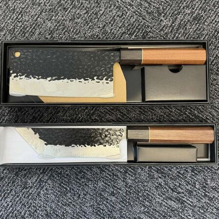 Knivsæt i japansk stil – 2 knive, hamret klinge, overflade og slibning