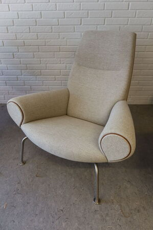 Wegner Queen Chair med Clay 0012 tekstil og keder i Max91 læder nutshell