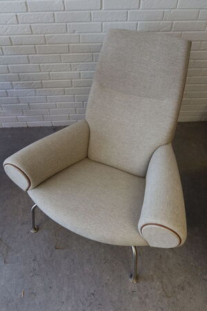 Wegner Queen Chair med Clay 0012 tekstil og keder i Max91 læder nutshell