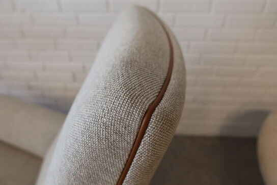 Wegner Queen Chair med Clay 0012 tekstil og keder i Max91 læder nutshell
