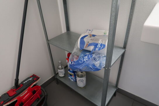 Div. Rengøringsartikler samt reol med indhold