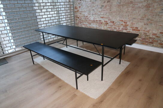 Bord med 2 stk. bænke samt gulvtæppe