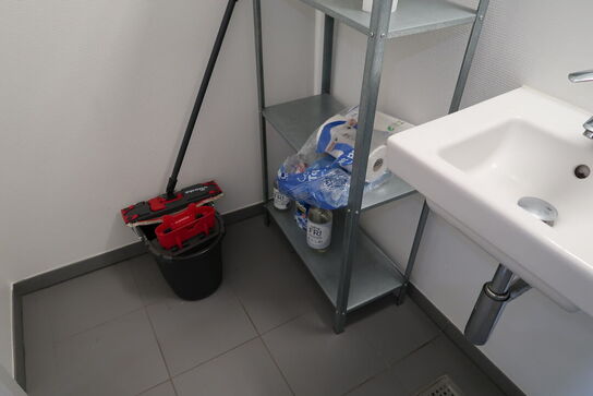 Div. Rengøringsartikler samt reol med indhold