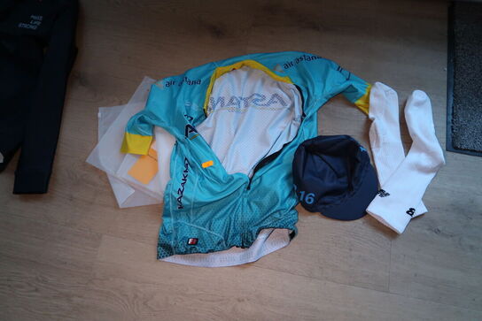 Cykeltrøje ASTANA Str: S, cykelkasket samt strømper