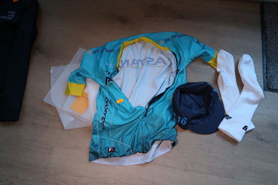 Cykeltrøje ASTANA Str: S, cykelkasket samt strømper