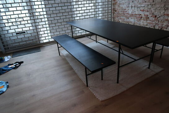 Bord med 2 stk. bænke samt gulvtæppe