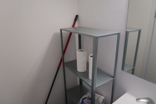 Div. Rengøringsartikler samt reol med indhold