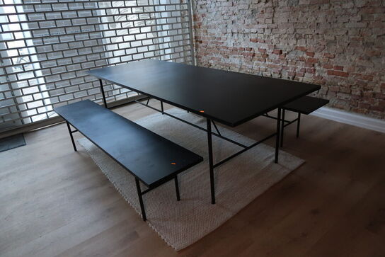 Bord med 2 stk. bænke samt gulvtæppe