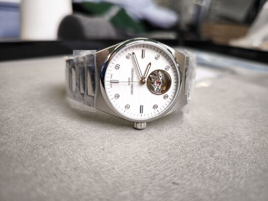 Ur FREDERIQUE CONSTANT Highlife - 34 mm
