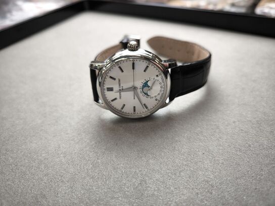 Ur FREDERIQUE CONSTANT Classic Moonphase Date - 40 mm