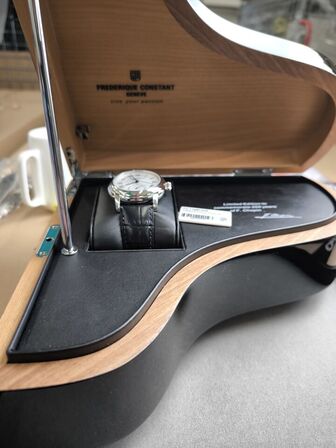 Ur FREDERIQUE CONSTANT Classics Manufacture - 42 mm