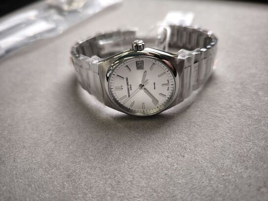 Ur FREDERIQUE CONSTANT Highlife - 34 mm