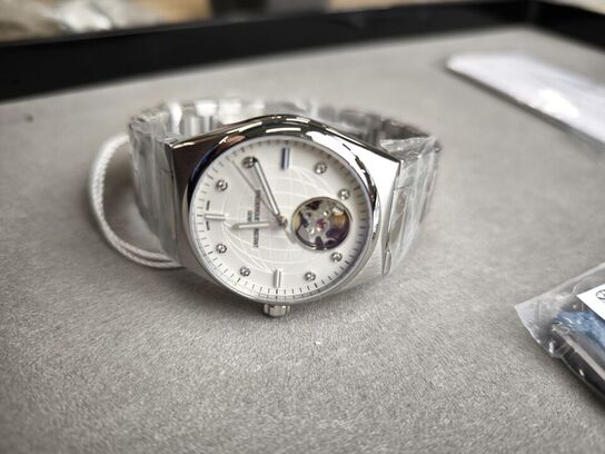 Ur FREDERIQUE CONSTANT Highlife - 34 mm