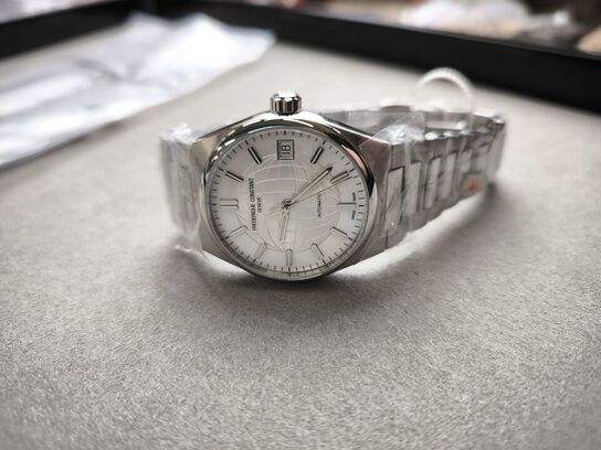 Ur FREDERIQUE CONSTANT Highlife - 34 mm