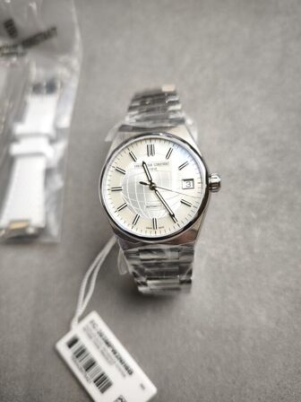 Ur FREDERIQUE CONSTANT Highlife - 34 mm