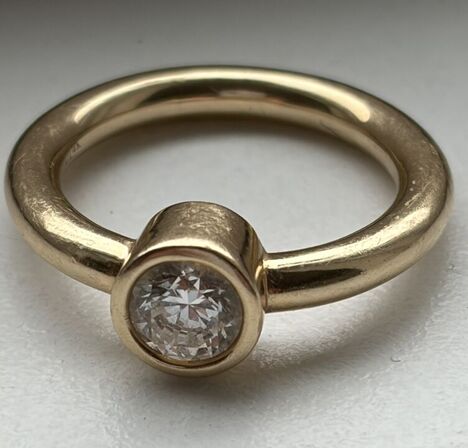 Solitairering af 14 kt. guld med laboratorieskabt brillantslebet diamant på 1.07 ct