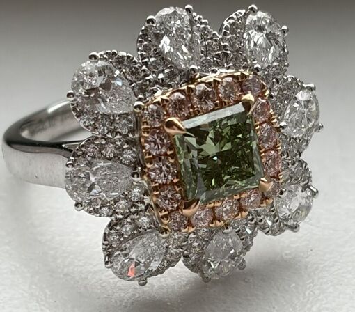 Ring af 18 kt. hvidguld med Fancy Vivid Green princess cut laboratoriskabt diamant på 1.51 ct