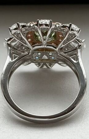 Ring af 18 kt. hvidguld med Fancy Vivid Green princess cut laboratoriskabt diamant på 1.51 ct