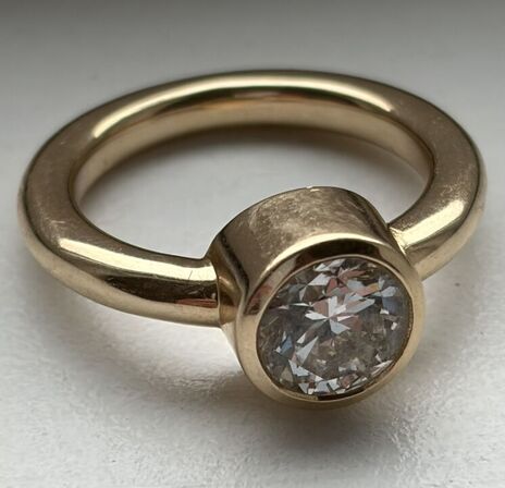Solitairering af 14 kt. guld med smaragdslebet laboratorieskabt diamant
