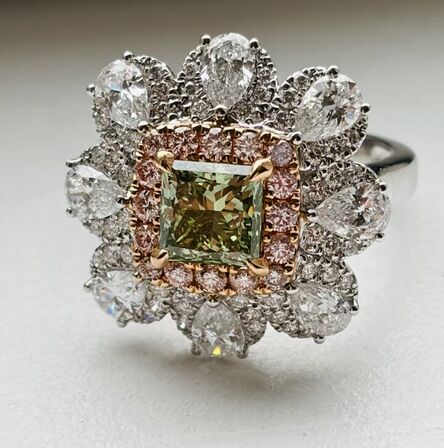 Ring af 18 kt. hvidguld med Fancy Vivid Green princess cut laboratoriskabt diamant på 1.51 ct