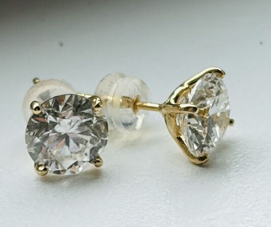 Et par solitaireørestikker af 14 kt. guld