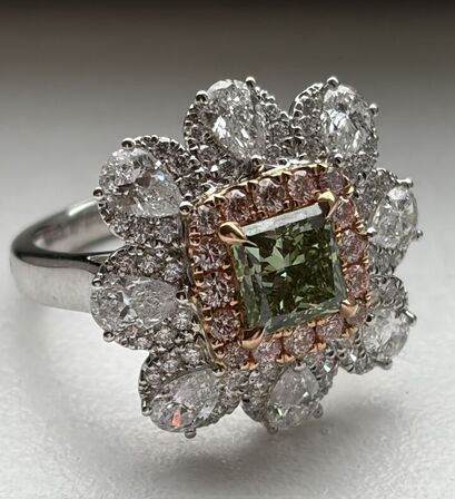 Ring af 18 kt. hvidguld med Fancy Vivid Green princess cut laboratoriskabt diamant på 1.51 ct