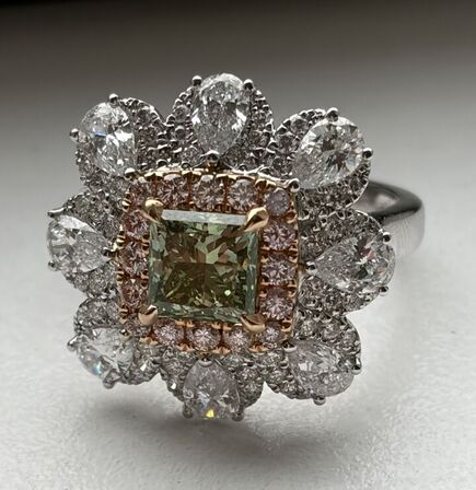 Ring af 18 kt. hvidguld med Fancy Vivid Green princess cut laboratoriskabt diamant på 1.51 ct