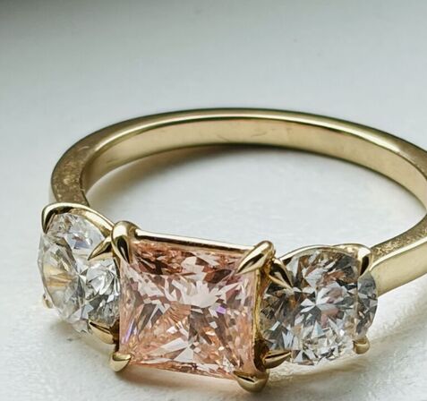 Ring af 14 kt. guld med princess cut laboratoriedyrket Fancy Vivid Pink