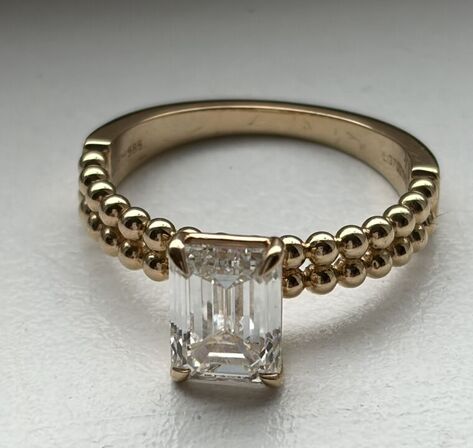 Guldring i 14 kt, med 2,06 carat lab-grown diamant