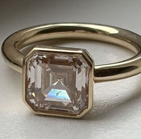 Solitaire ring af 14 kt. guld med laboratorieskabt firkantet smaragdslebet fancy pink diamant på 5.01 ct.