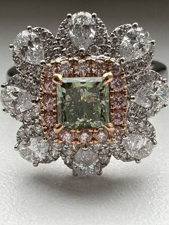 Ring af 18 kt. hvidguld med Fancy Vivid Green princess cut laboratoriskabt diamant på 1.51 ct