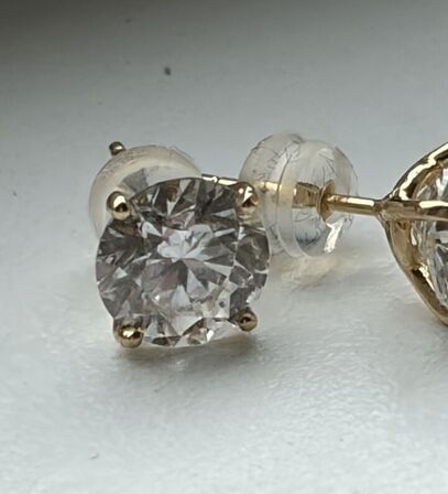 Et par solitaireørestikker af 14 kt. guld