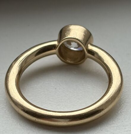 Solitairering af 14 kt. guld med laboratorieskabt brillantslebet diamant på 1.07 ct