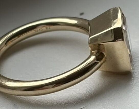 Solitaire ring af 14 kt. guld med laboratorieskabt firkantet smaragdslebet fancy pink diamant på 5.01 ct.