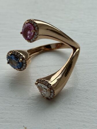 Skulpturel safir- og diamantring af 18 kt. rosaguld med dråbeformet diamant