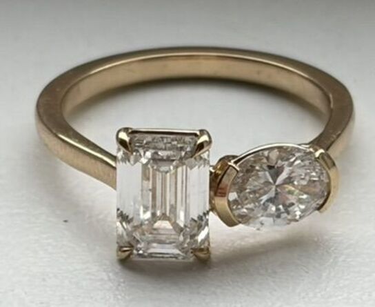 Ring af 14 kt. guld med smaragdslebet laboratoriskabt diamant