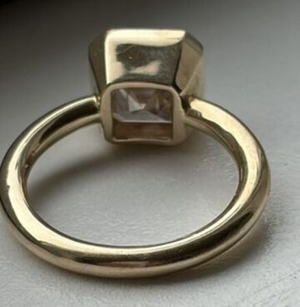 Solitaire ring af 14 kt. guld med laboratorieskabt firkantet smaragdslebet fancy pink diamant på 5.01 ct.