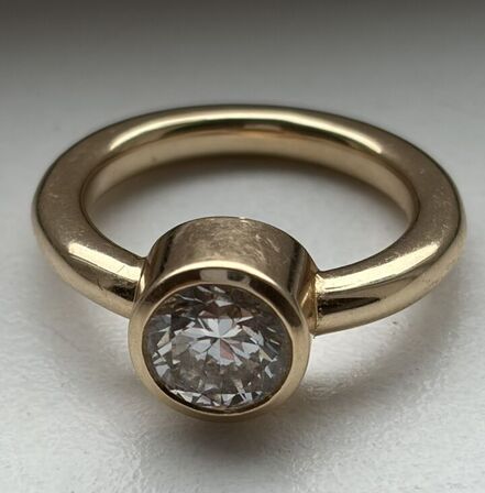 Solitairering af 14 kt. guld med smaragdslebet laboratorieskabt diamant