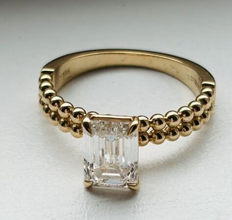 Guldring i 14 kt, med 2,06 carat lab-grown diamant